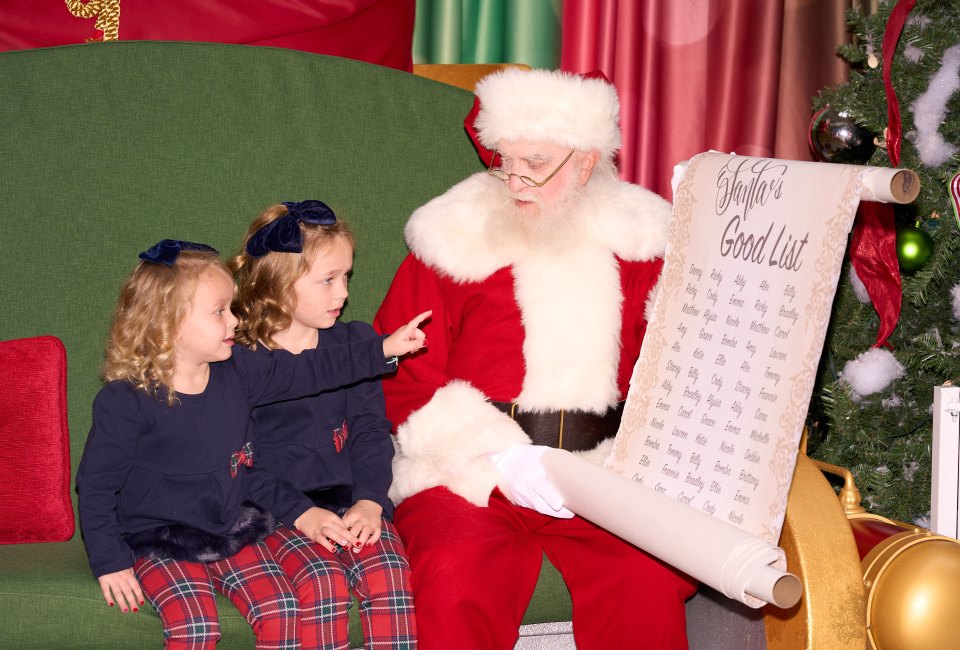 Fashion Outlets of Chicago’s Photos with Santa