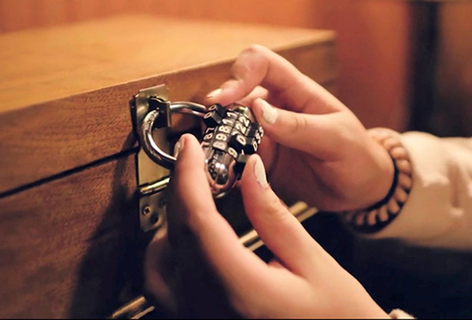 Unlock the key and escape The Puzzle Parlour.